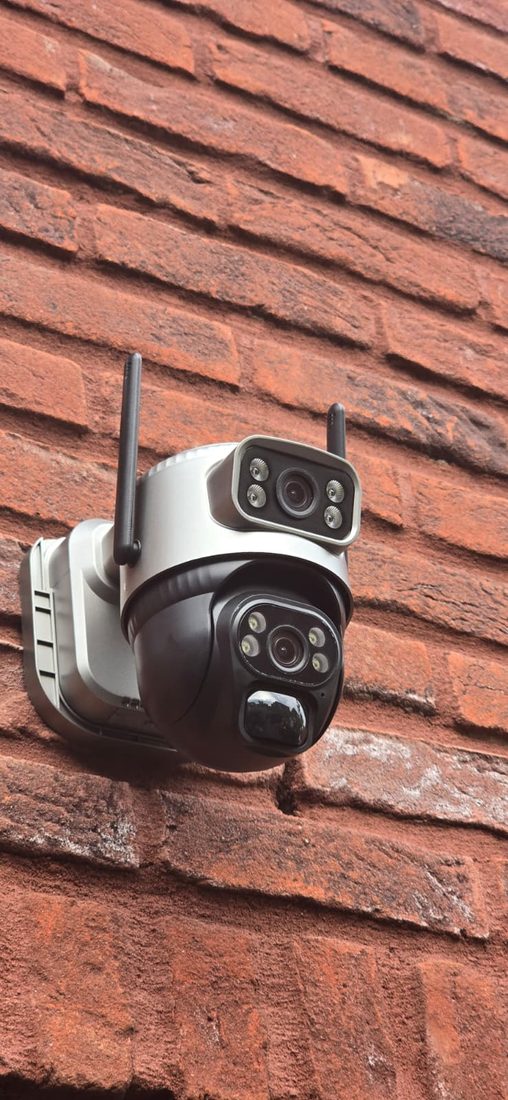 Dual-lens PTZ-camera gemonteerd op een bakstenen gevel